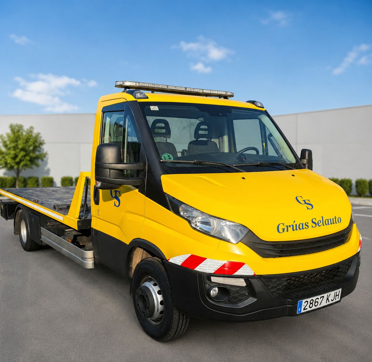 Grúa amarilla de Grúas Selauto con plataforma para traslado de vehículos